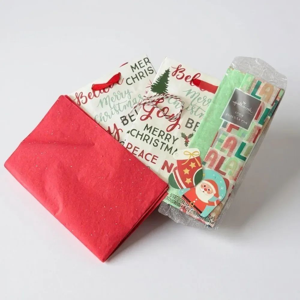W6. Holiday Gift Bag Set - Picture 2 of 2